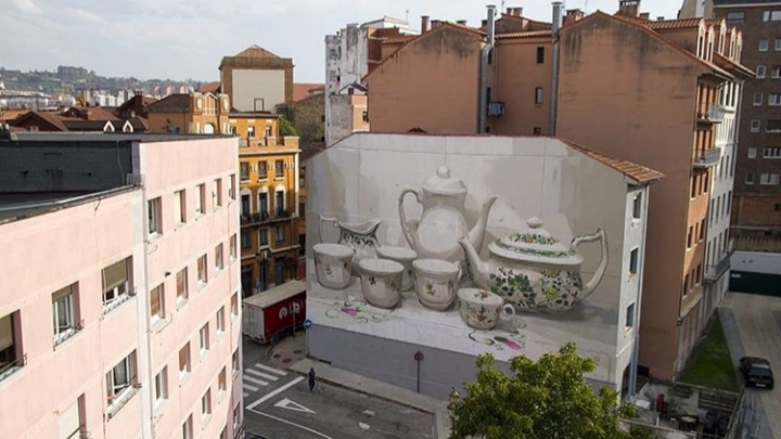 To introduce: Manolo Mesa on his classical painting on potteries - Parees Festival. Image by@mirahaciaatras and @feralcala.