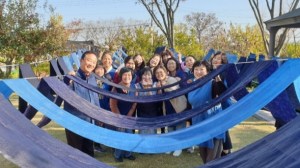 The master Jung Kwan Chae with Jung정 O오 Ae애 (left) group. Source: the member of Jung O Ae exhibition 2020.